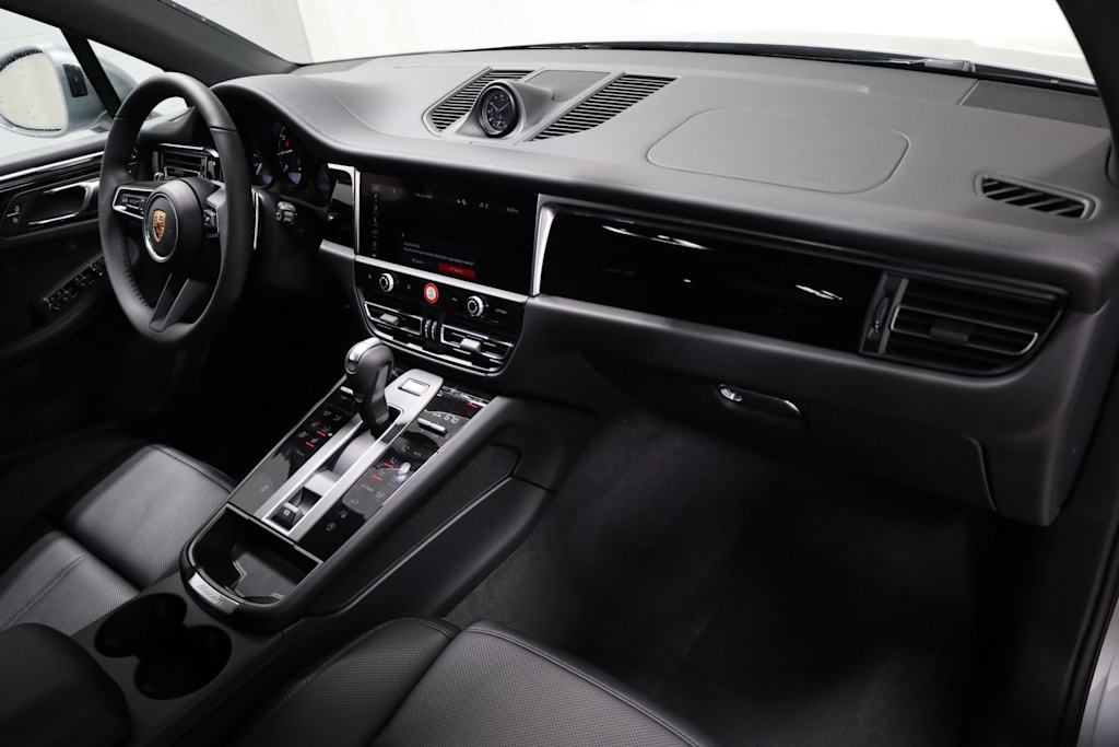 Thumbnail: 2026 Porsche Macan - 8