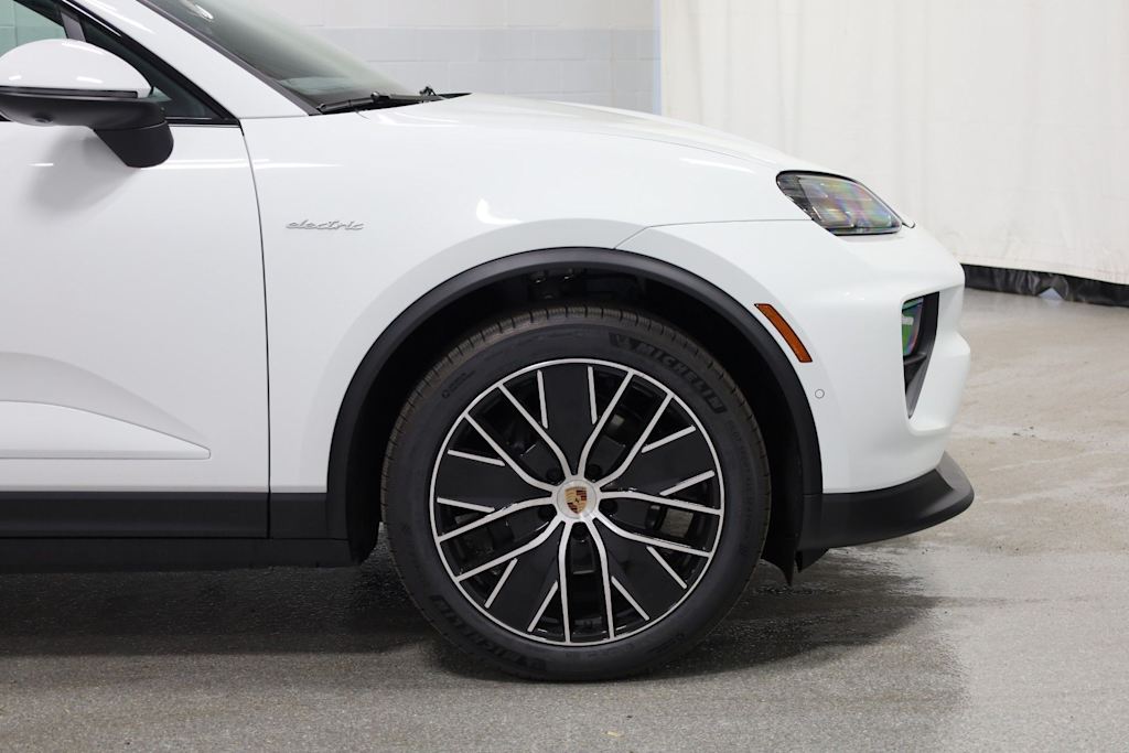 Thumbnail: 2026 Porsche Macan - 8