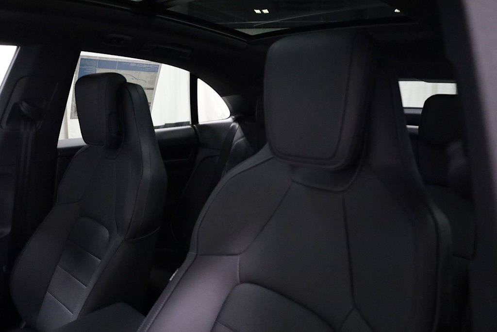 Thumbnail: 2026 Porsche Macan - 11