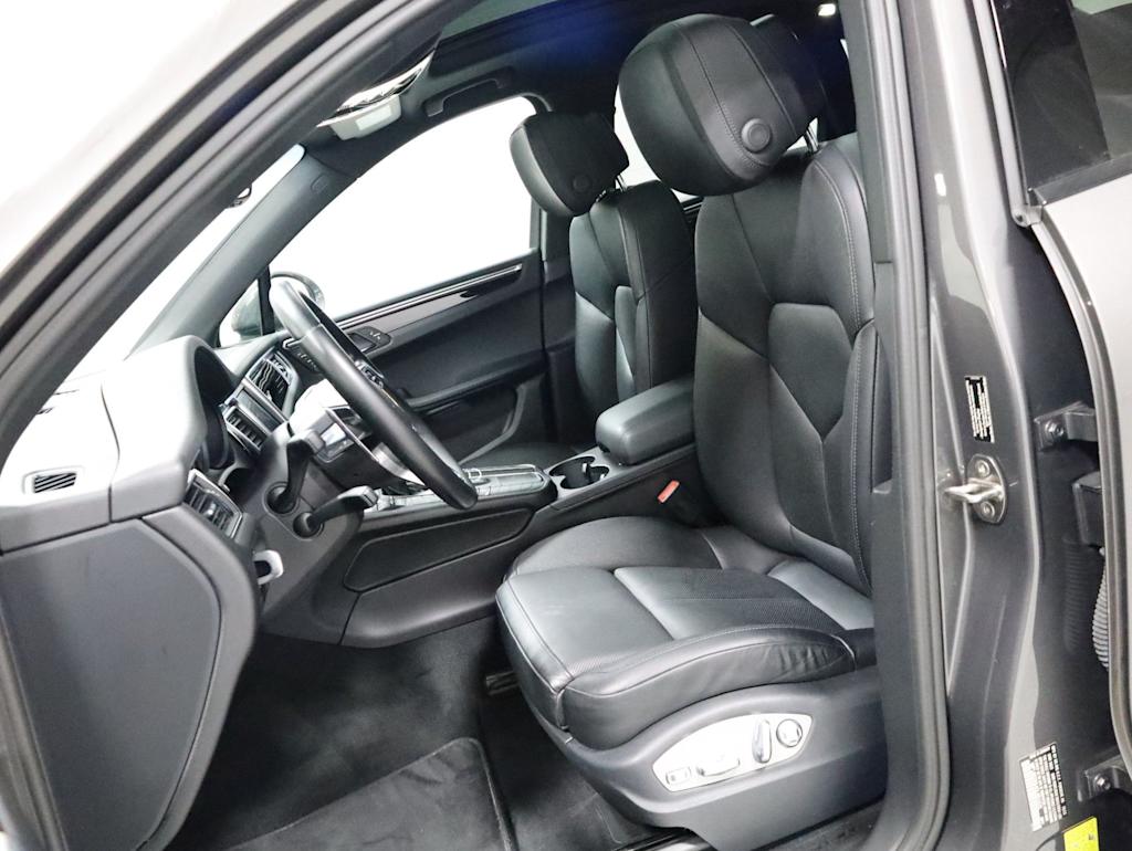 Thumbnail: 2016 Porsche Macan - 11