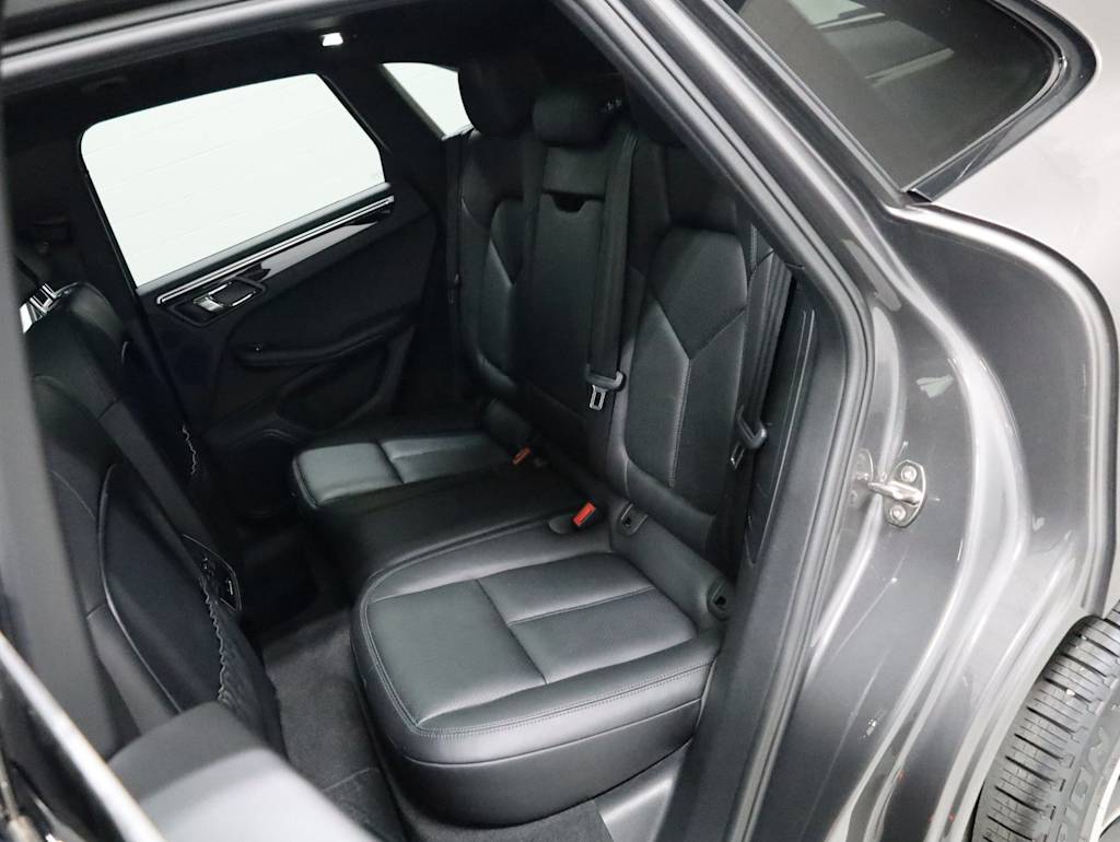 Thumbnail: 2016 Porsche Macan - 13
