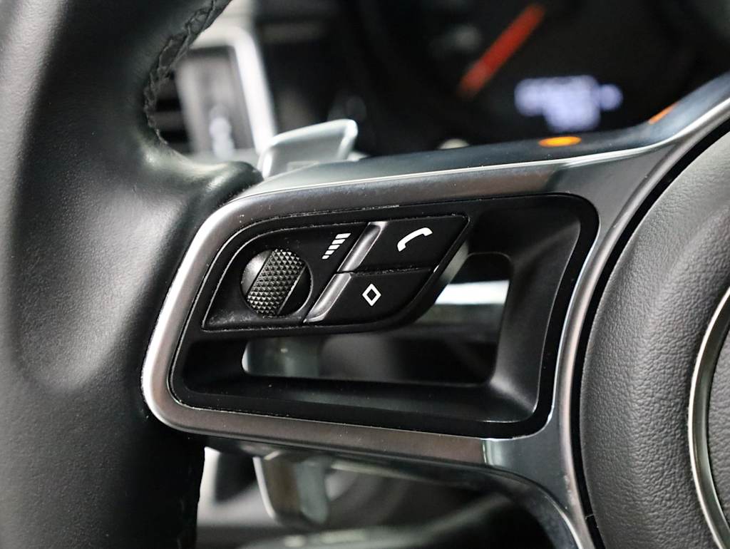 Thumbnail: 2016 Porsche Macan - 33