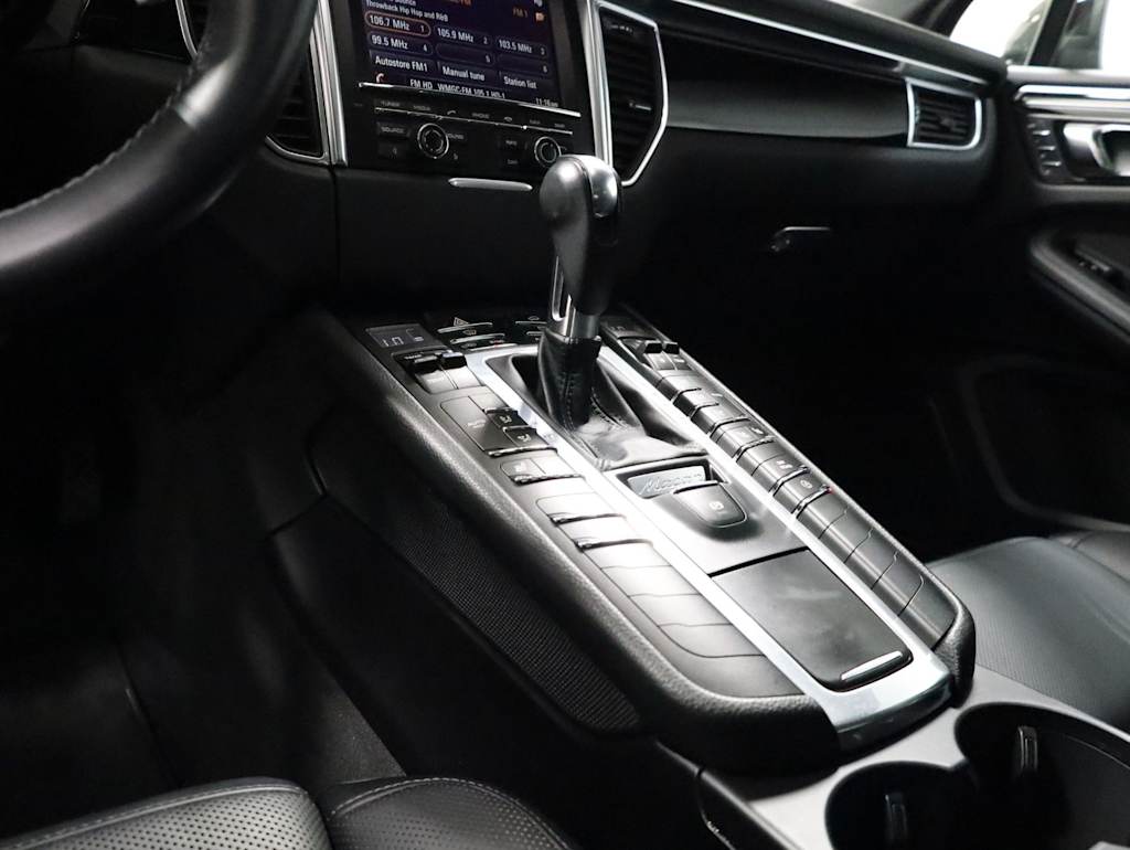 Thumbnail: 2016 Porsche Macan - 17
