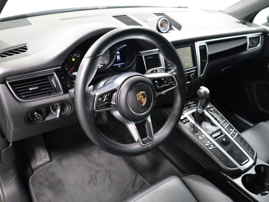 Thumbnail: 2016 Porsche Macan - 2