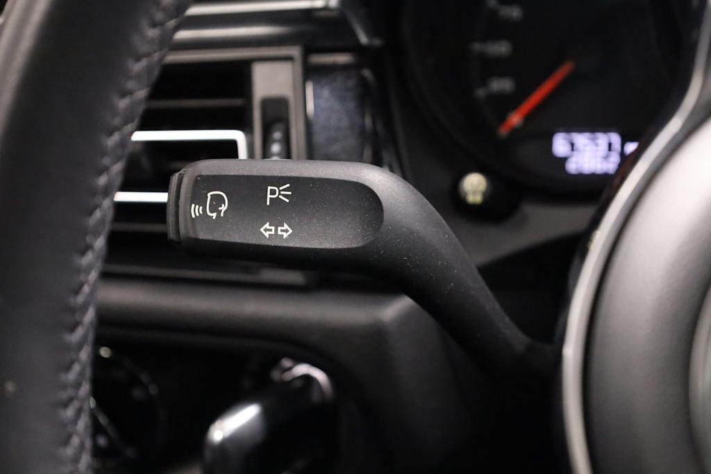 Thumbnail: 2020 Porsche Macan - 36