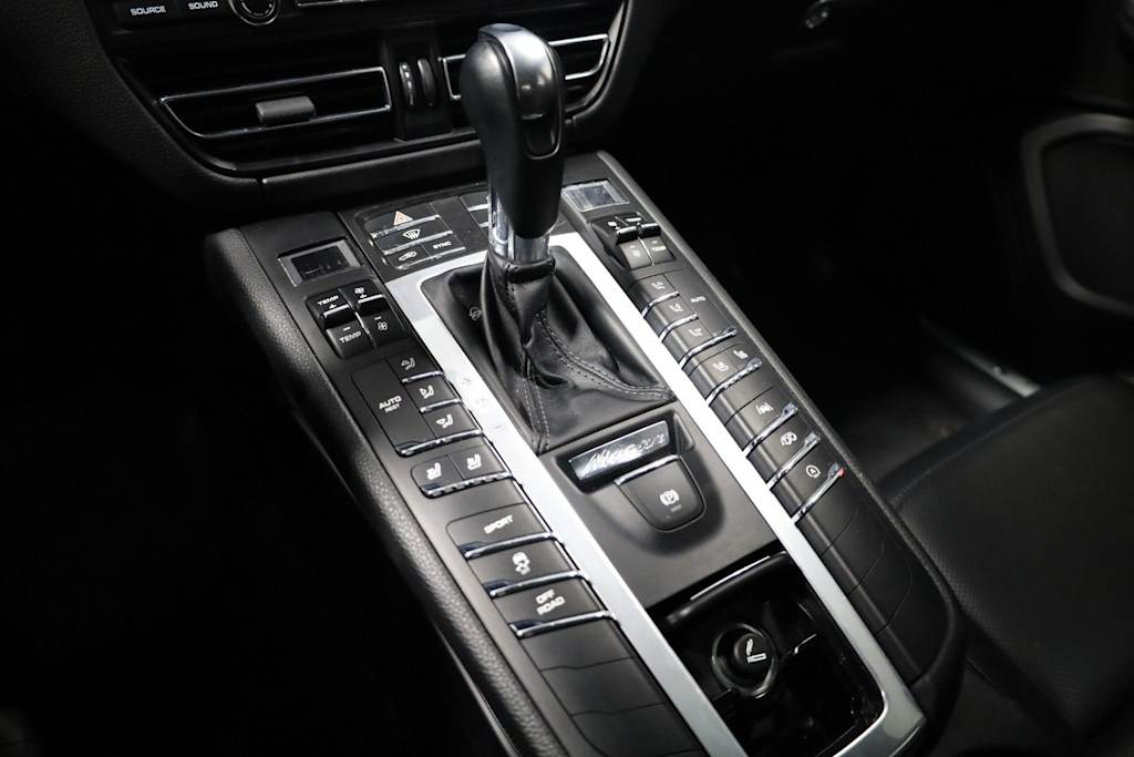 Thumbnail: 2020 Porsche Macan - 34