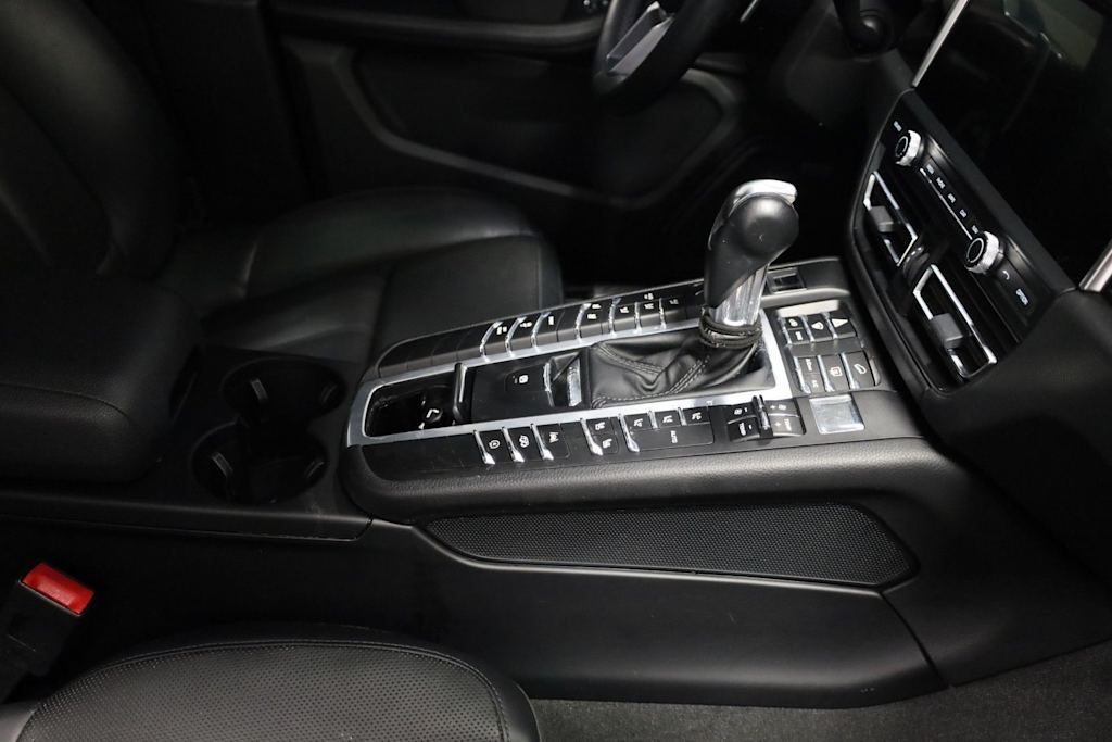 Thumbnail: 2020 Porsche Macan - 17