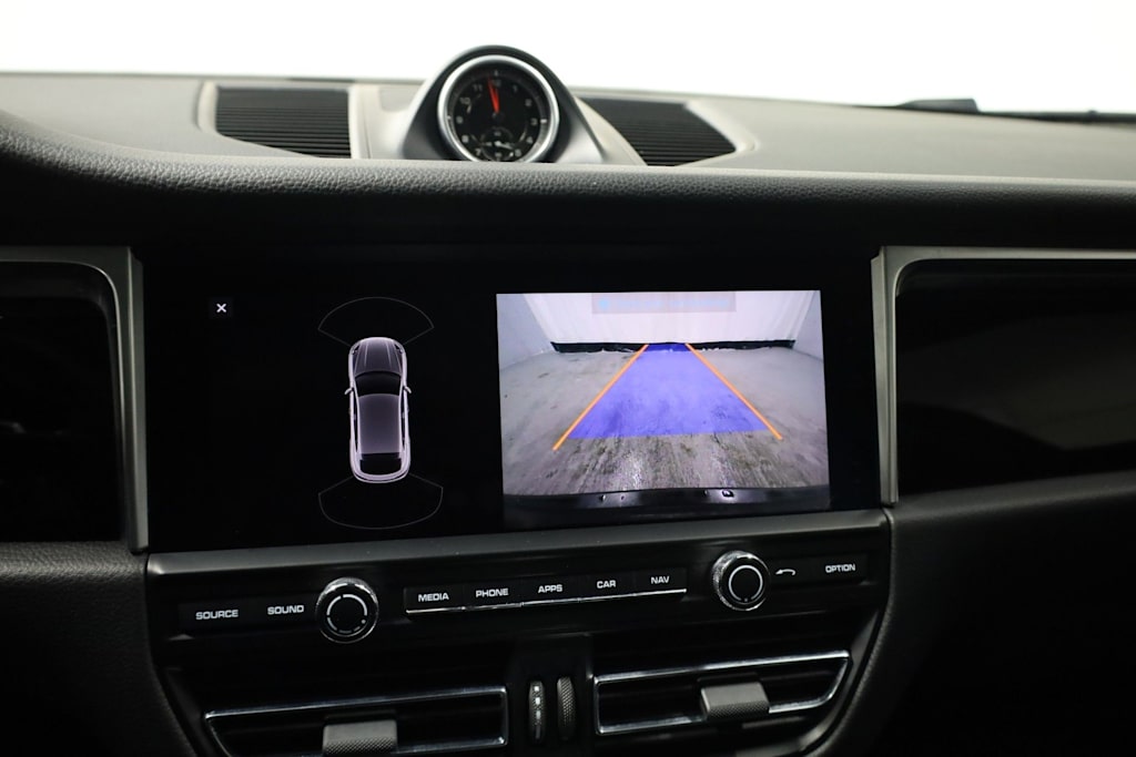 Thumbnail: 2020 Porsche Macan - 38