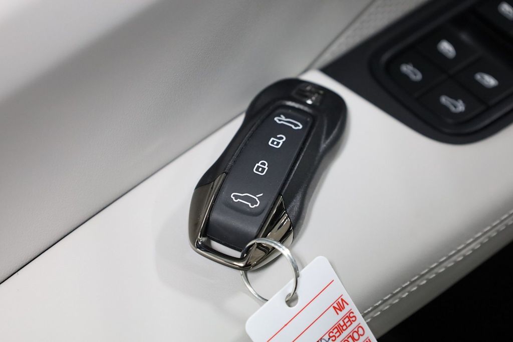 Thumbnail: 2025 Porsche Macan - 16