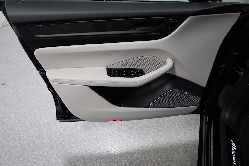 Thumbnail: 2025 Porsche Macan - 24