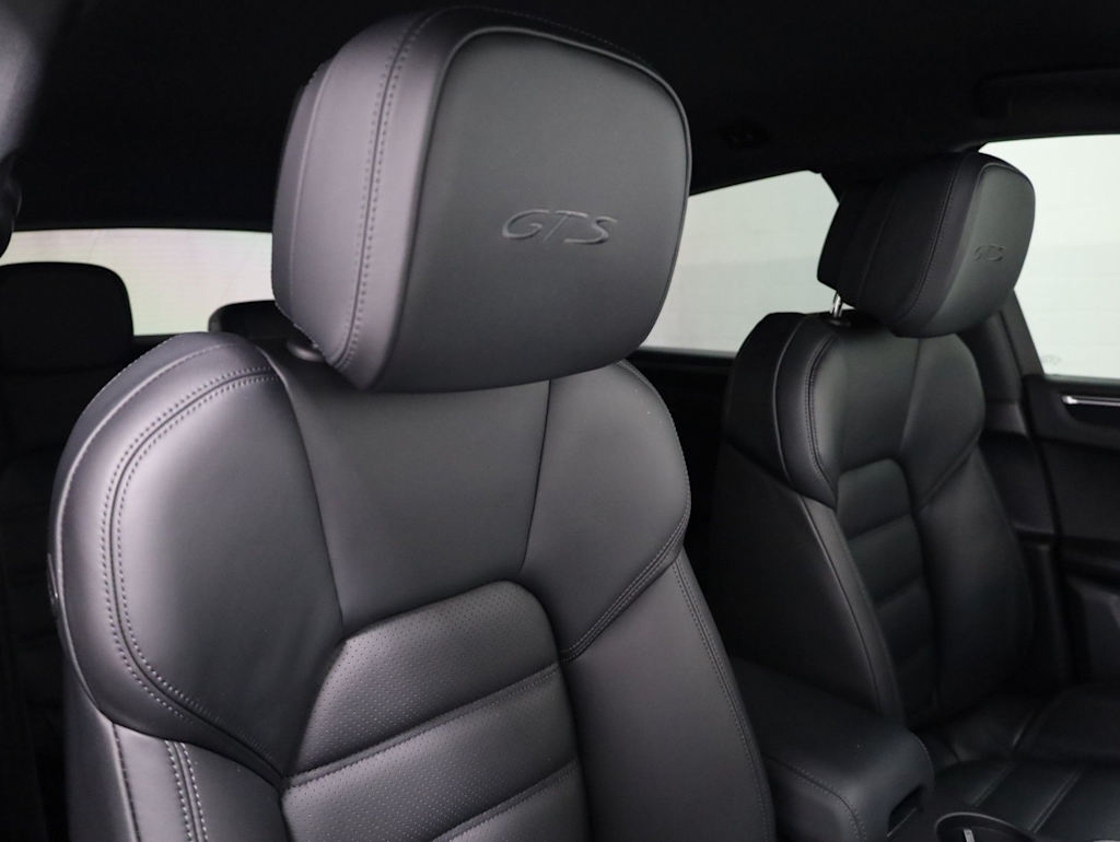 Thumbnail: 2023 Porsche Macan - 30