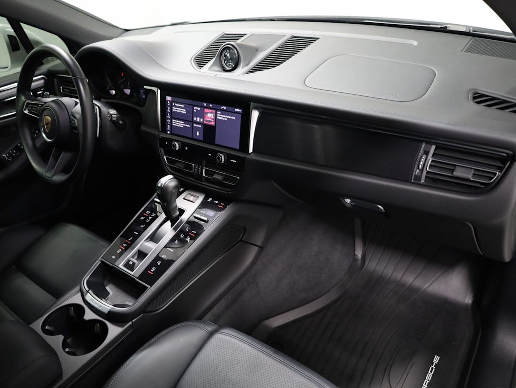Thumbnail: 2023 Porsche Macan - 10