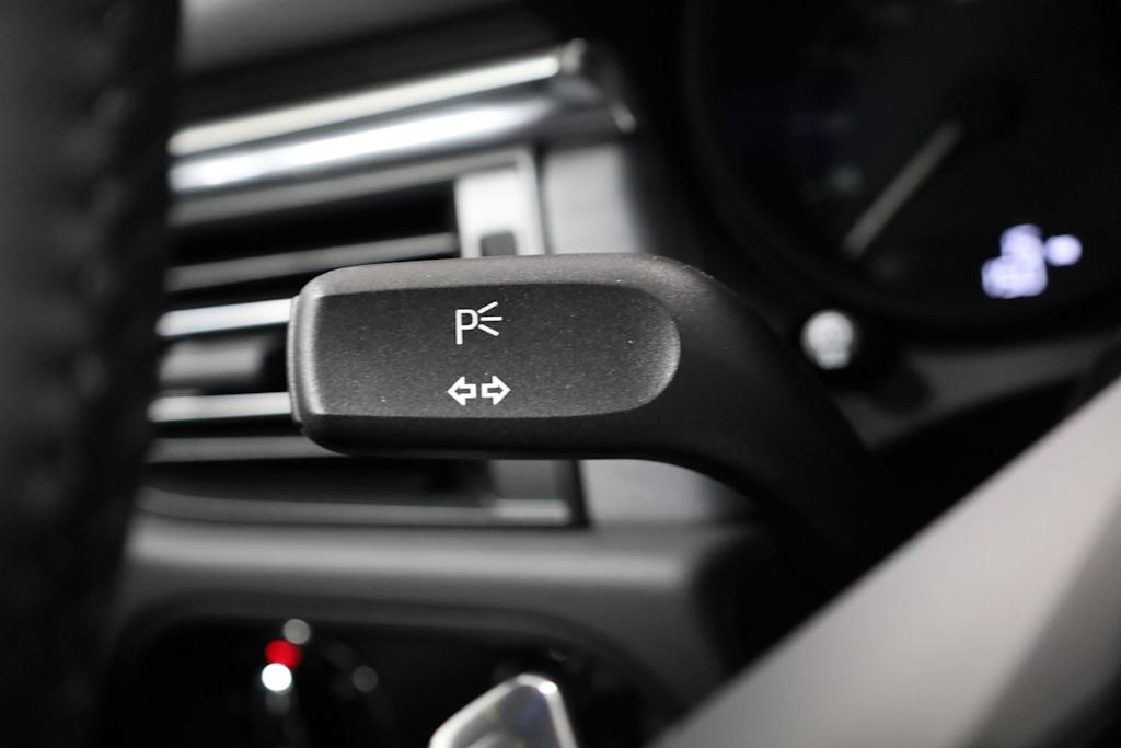 Thumbnail: 2025 Porsche Macan - 36