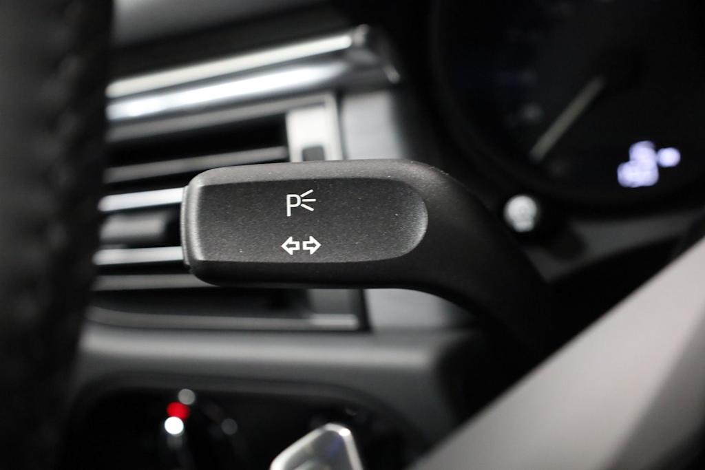 Thumbnail: 2025 Porsche Macan - 36