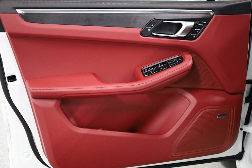 Thumbnail: 2026 Porsche Macan - 27