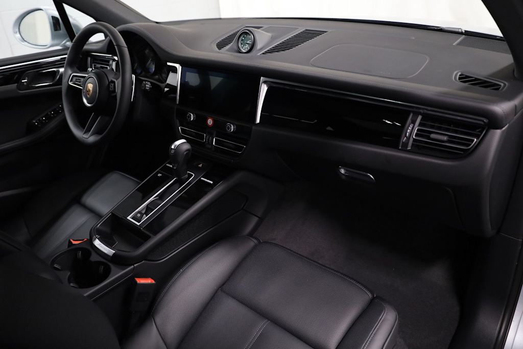 Thumbnail: 2026 Porsche Macan - 10