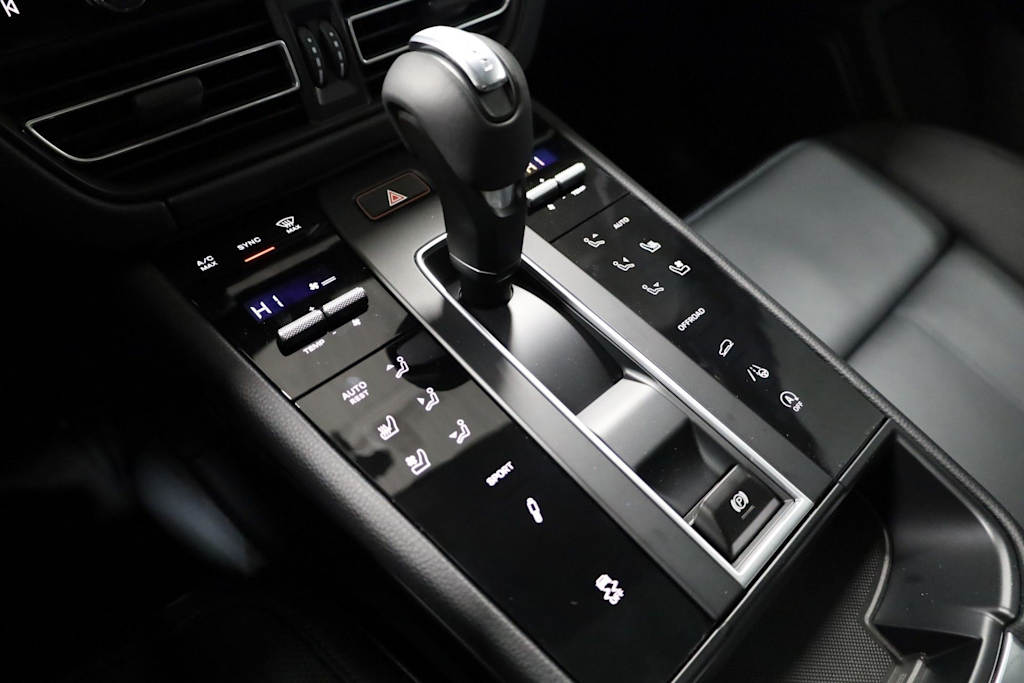 Thumbnail: 2026 Porsche Macan - 17