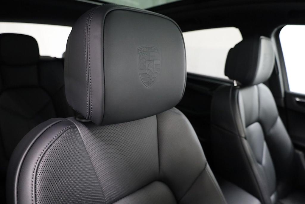 Thumbnail: 2026 Porsche Macan - 32