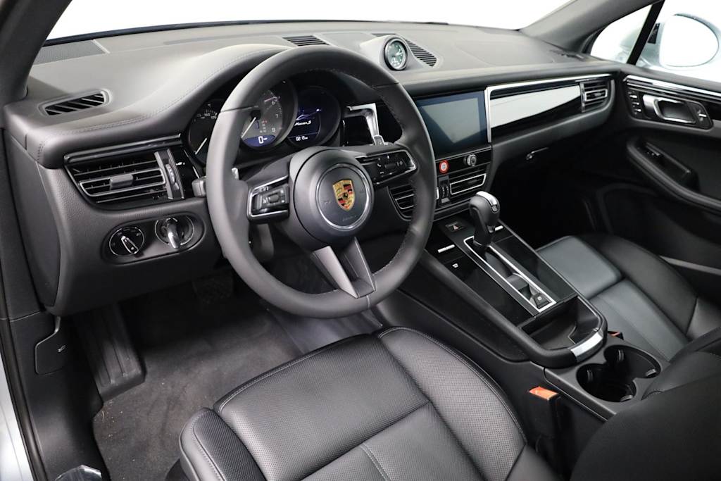 Thumbnail: 2026 Porsche Macan - 2