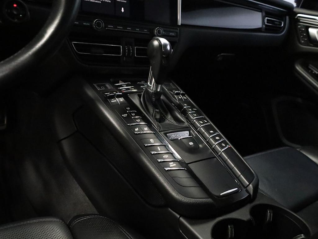 Thumbnail: 2020 Porsche Macan - 17
