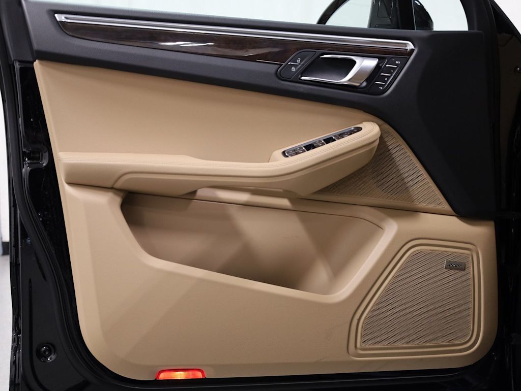 Thumbnail: 2026 Porsche Macan - 26