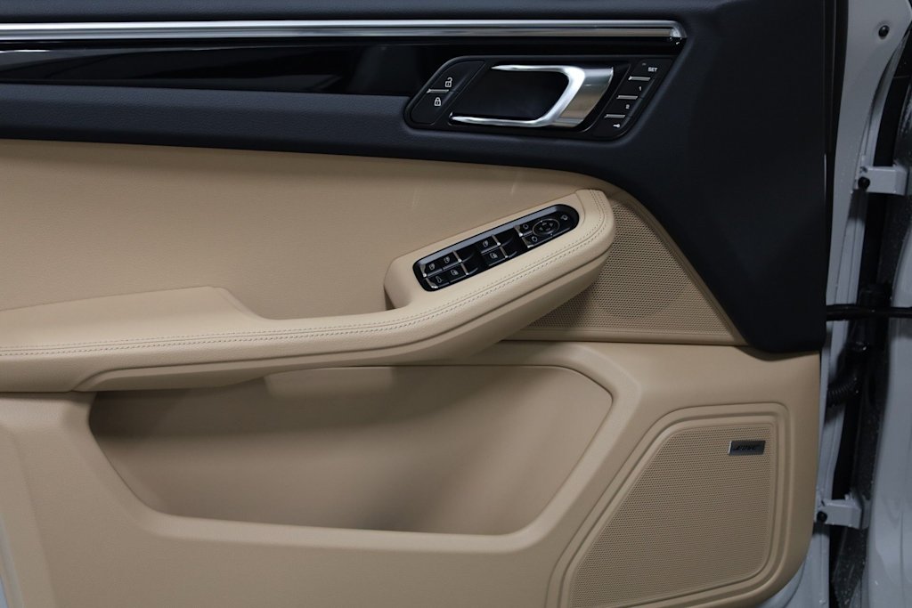 Thumbnail: 2026 Porsche Macan - 28