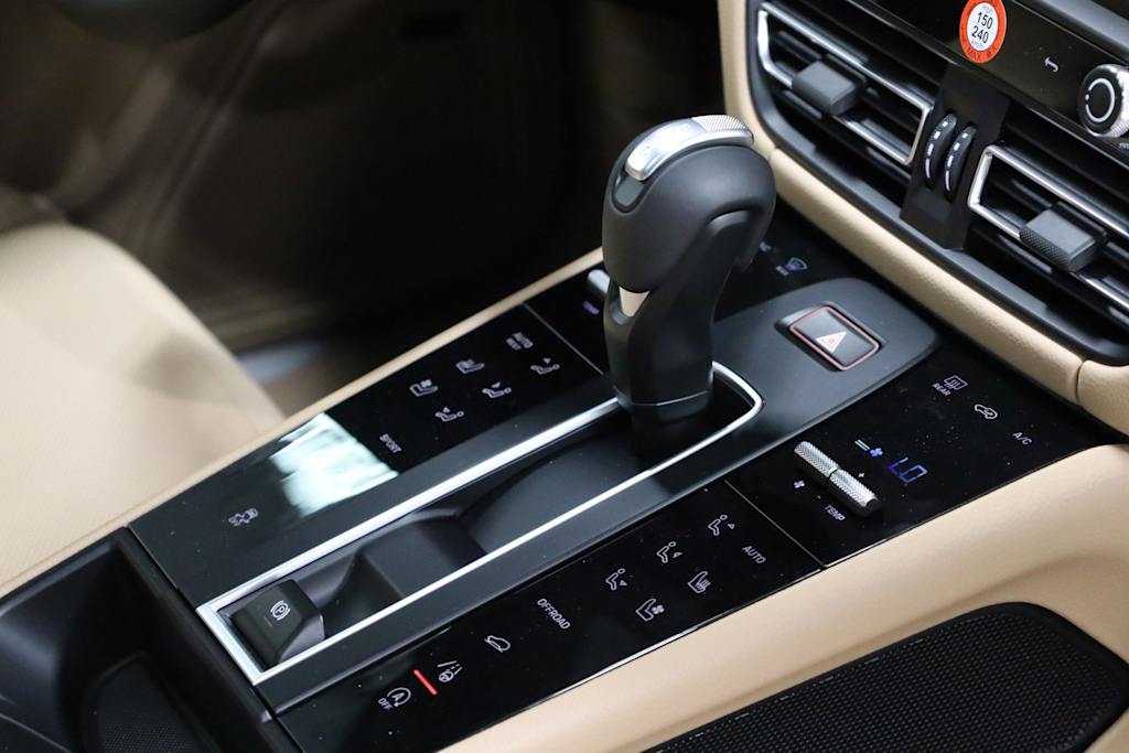Thumbnail: 2026 Porsche Macan - 9