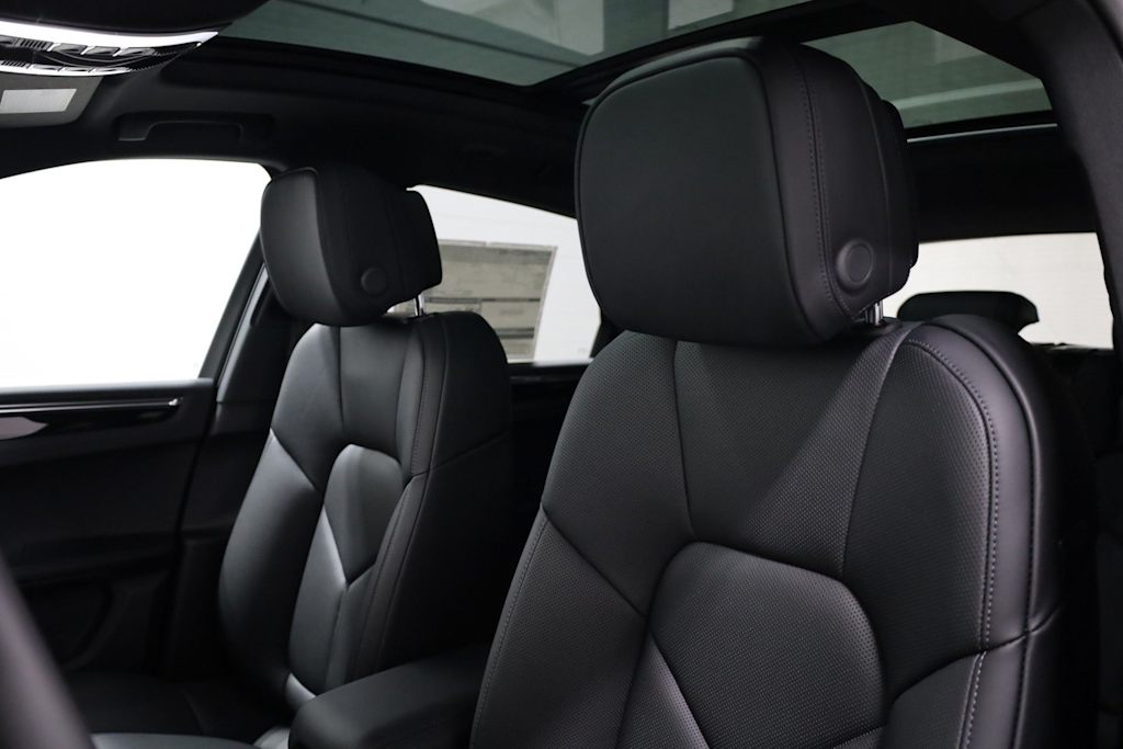 Thumbnail: 2026 Porsche Macan - 27