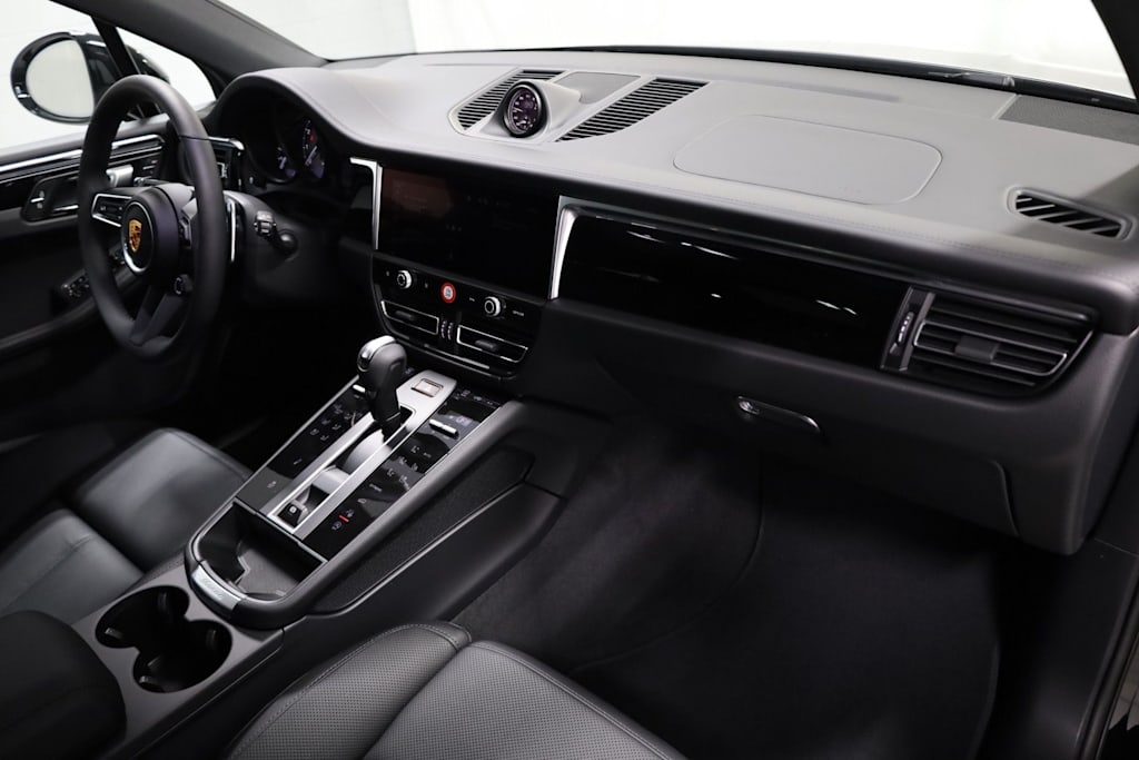 Thumbnail: 2026 Porsche Macan - 9