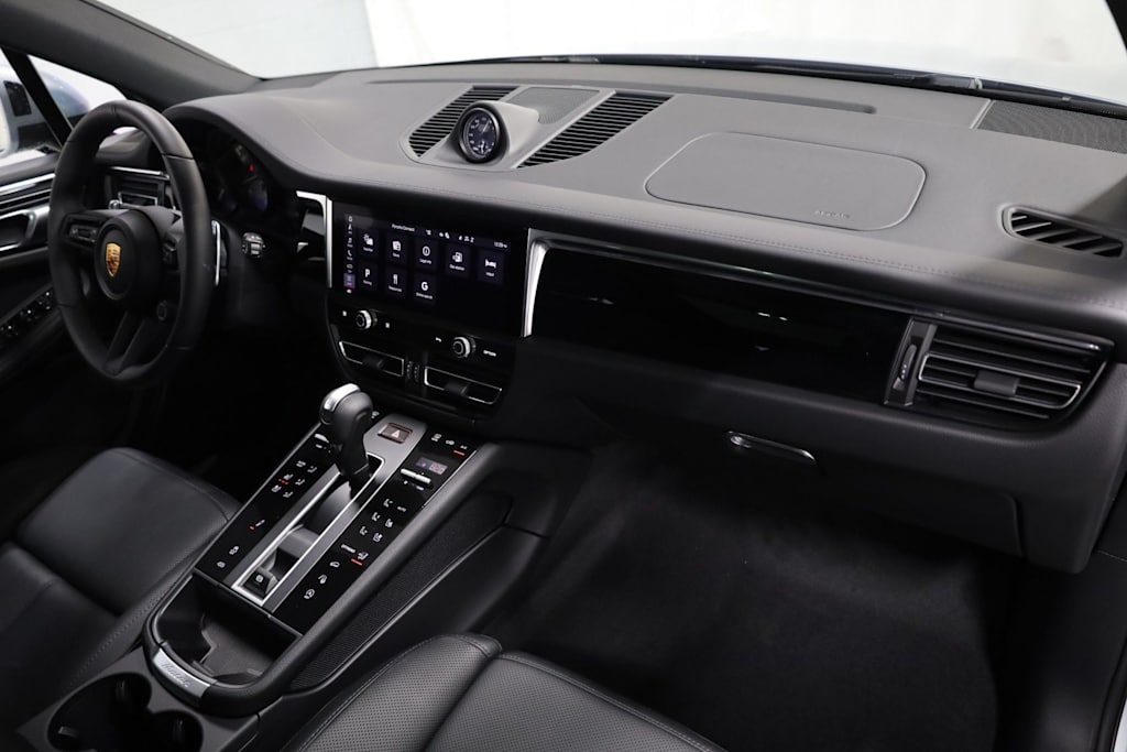 Thumbnail: 2026 Porsche Macan - 9