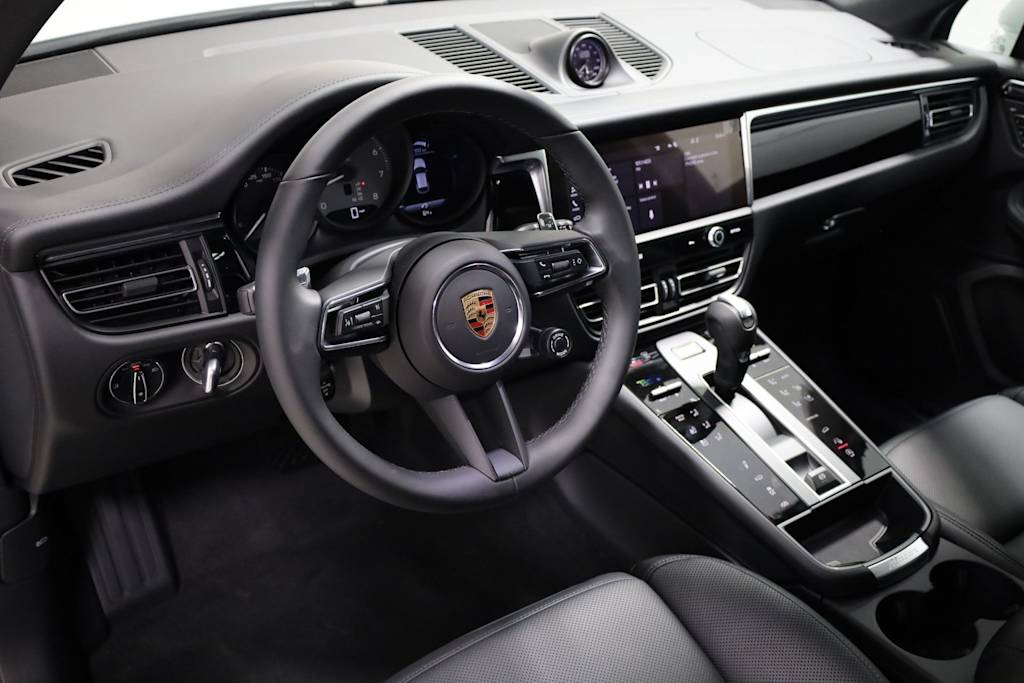 Thumbnail: 2026 Porsche Macan - 2
