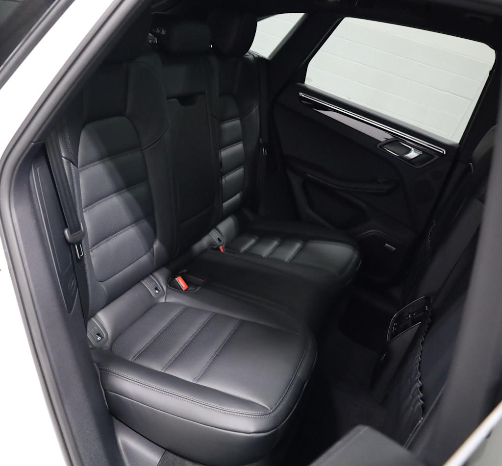 Thumbnail: 2026 Porsche Macan - 41