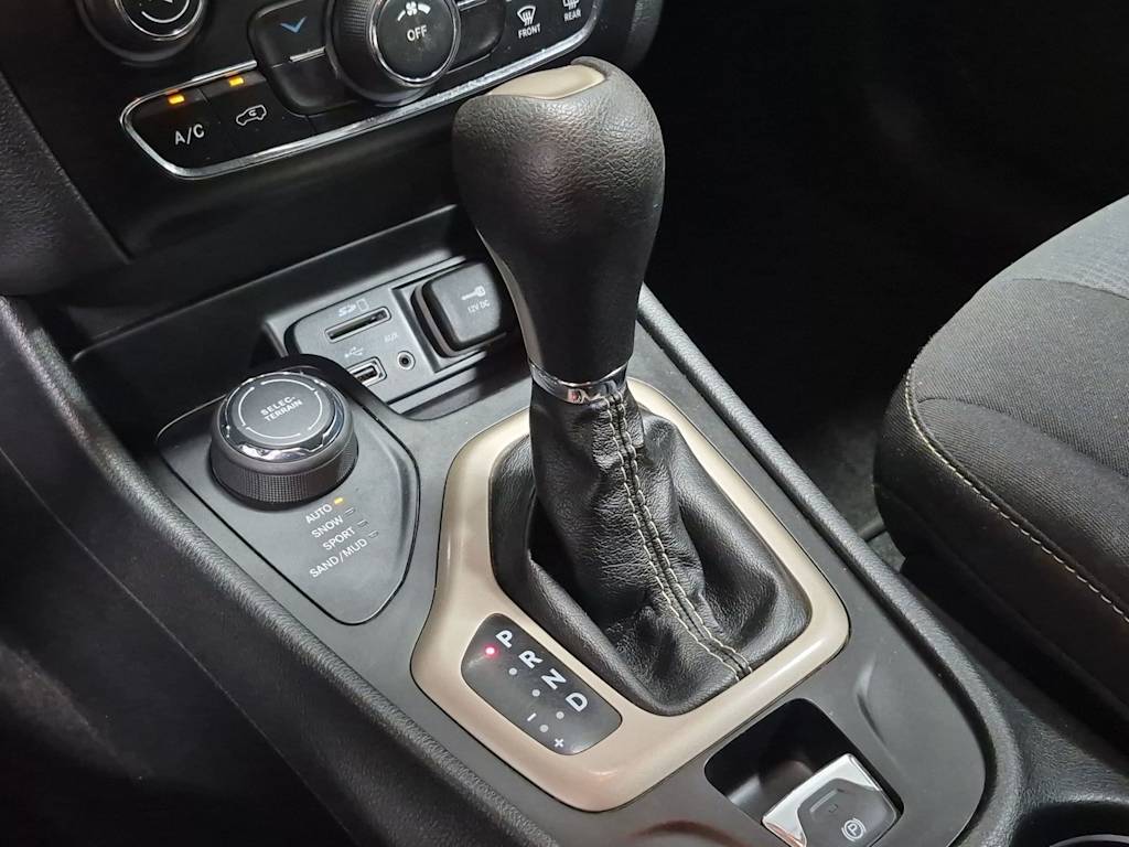 Thumbnail: 2016 Jeep Cherokee - 33