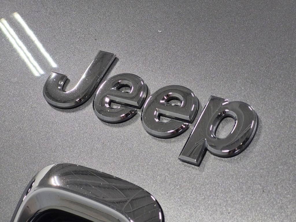 Thumbnail: 2016 Jeep Cherokee - 18