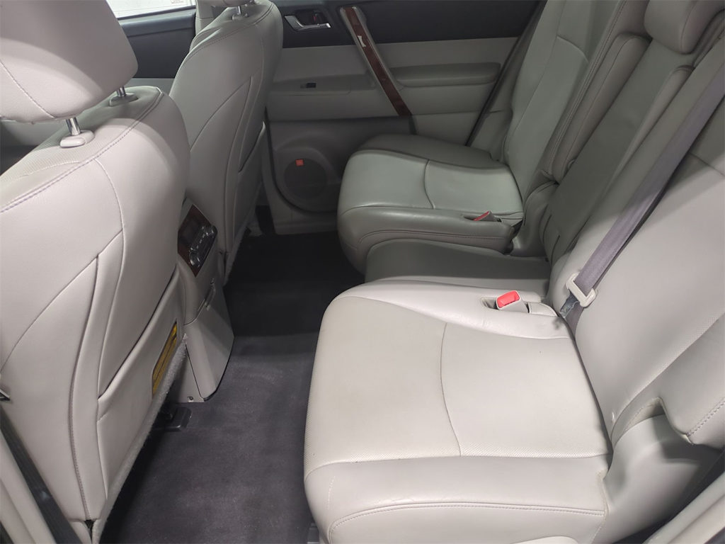 Thumbnail: 2013 Toyota Highlander - 29