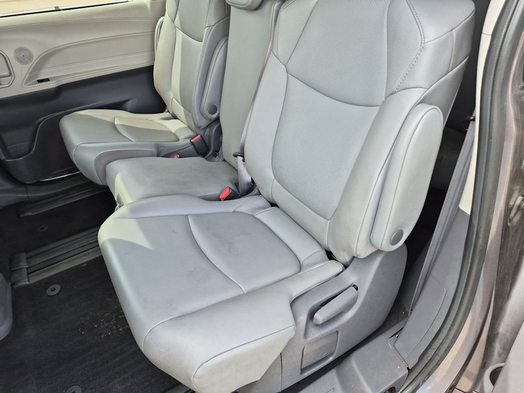 Thumbnail: 2021 Toyota Sienna - 33