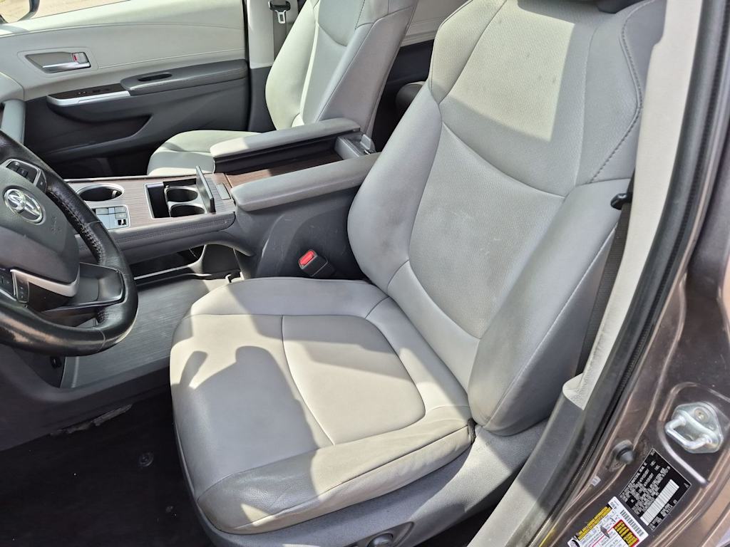 Thumbnail: 2021 Toyota Sienna - 10