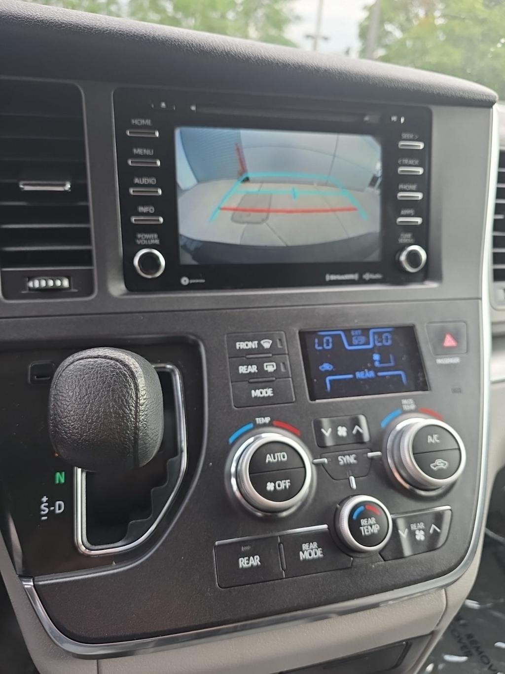 Thumbnail: 2018 Toyota Sienna - 13