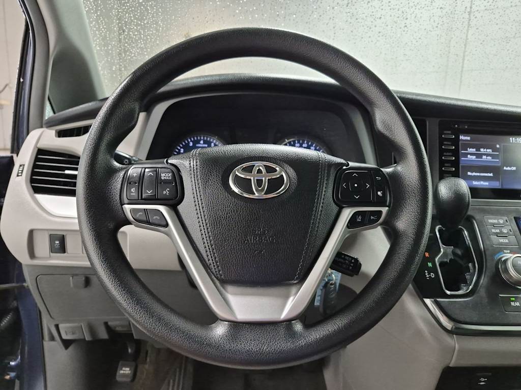 Thumbnail: 2018 Toyota Sienna - 12