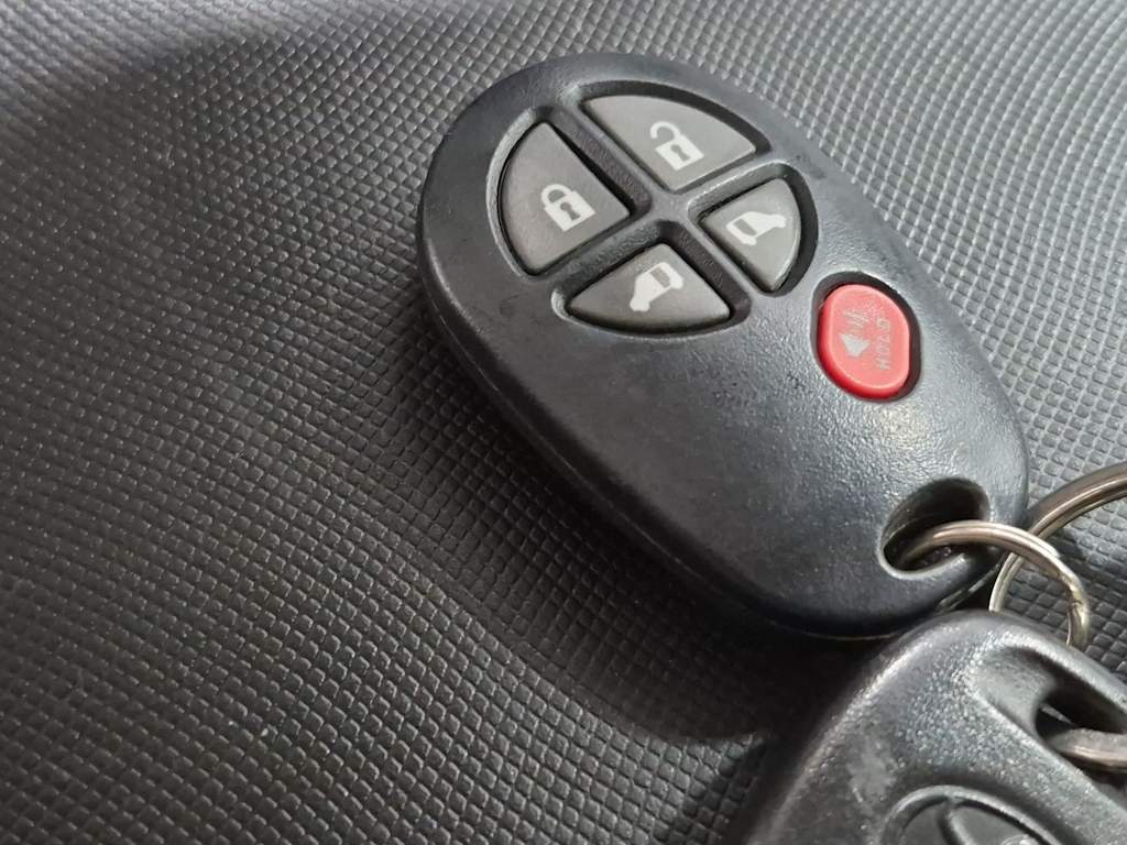 Thumbnail: 2018 Toyota Sienna - 17