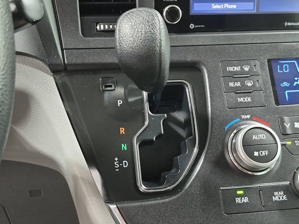 Thumbnail: 2018 Toyota Sienna - 33