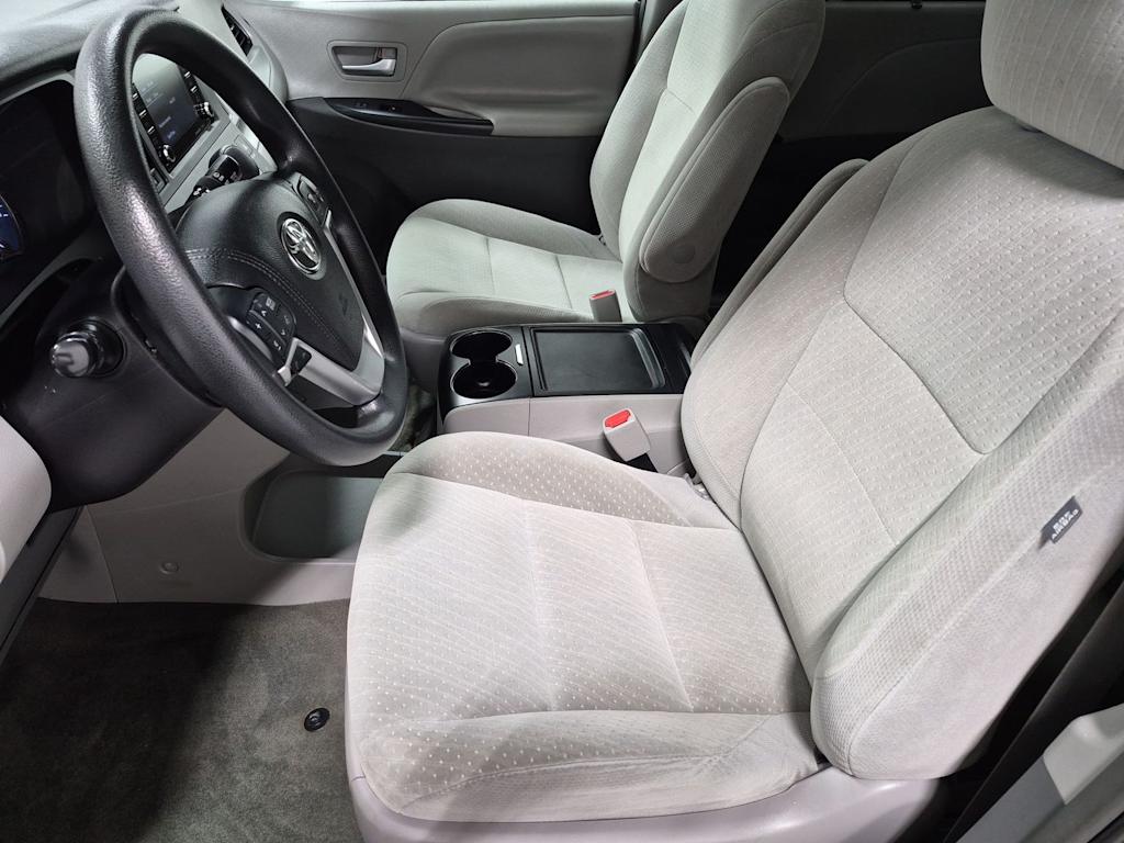 Thumbnail: 2018 Toyota Sienna - 10