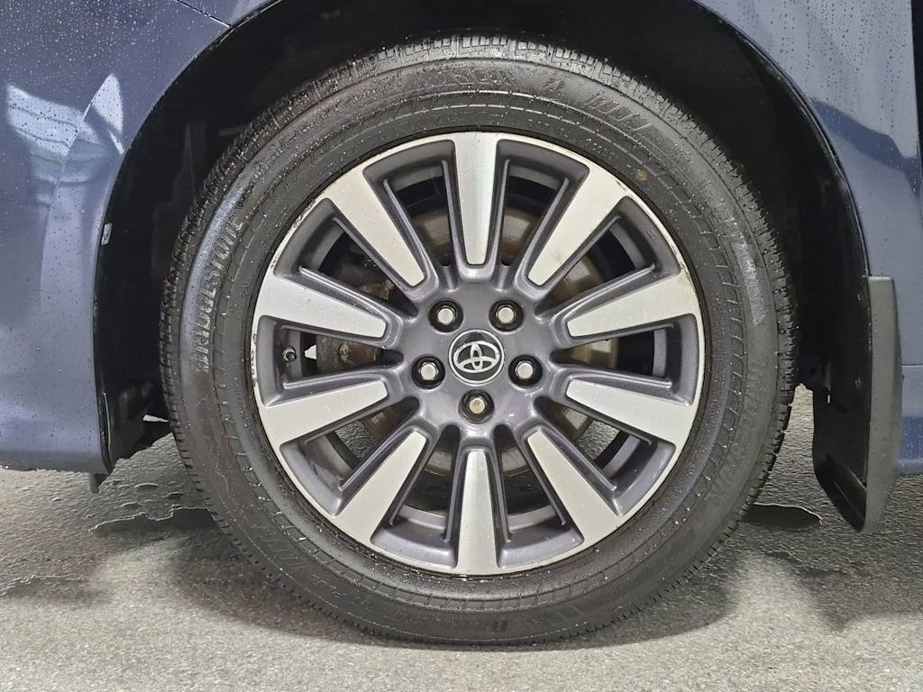 Thumbnail: 2018 Toyota Sienna - 8