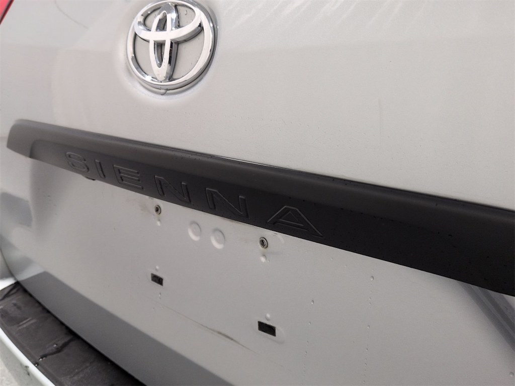 Thumbnail: 2019 Toyota Sienna - 25