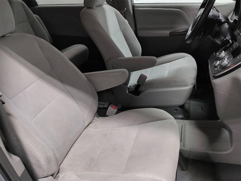 Thumbnail: 2019 Toyota Sienna - 28