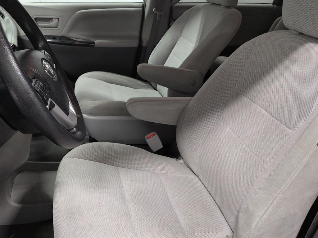 Thumbnail: 2019 Toyota Sienna - 11