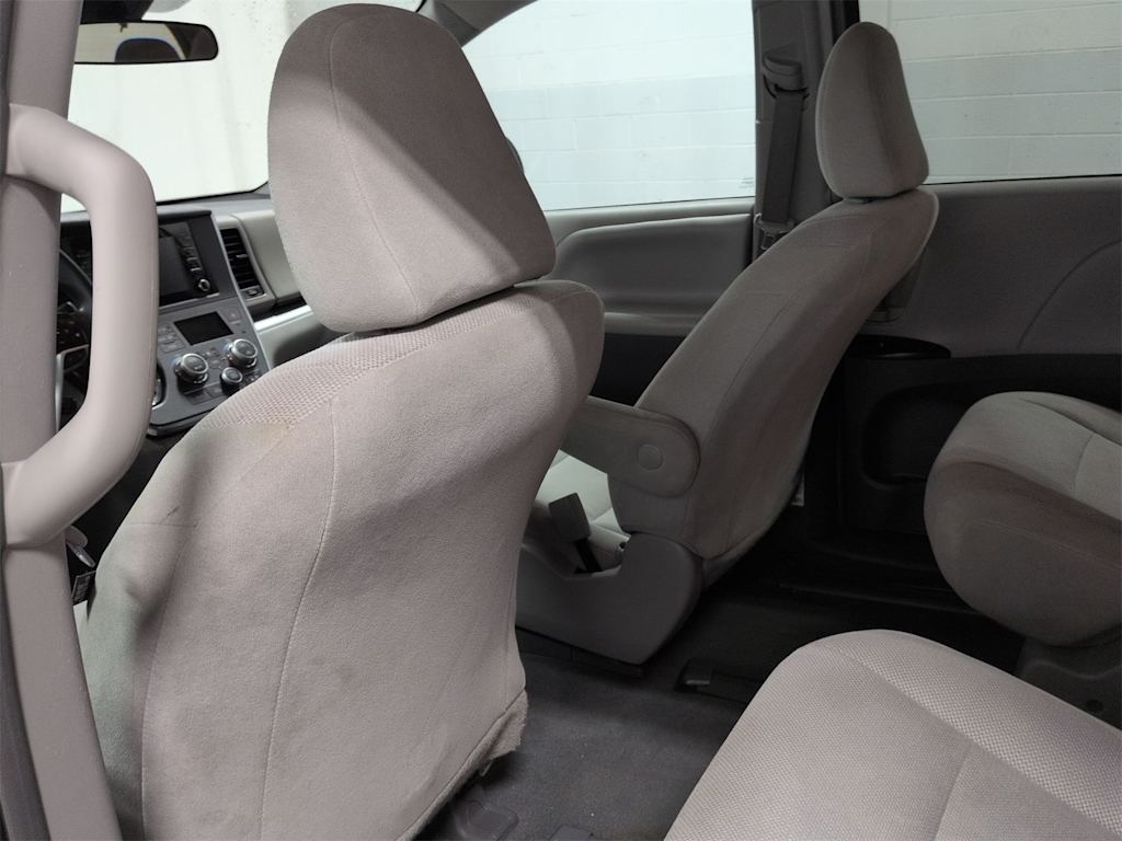 Thumbnail: 2019 Toyota Sienna - 12