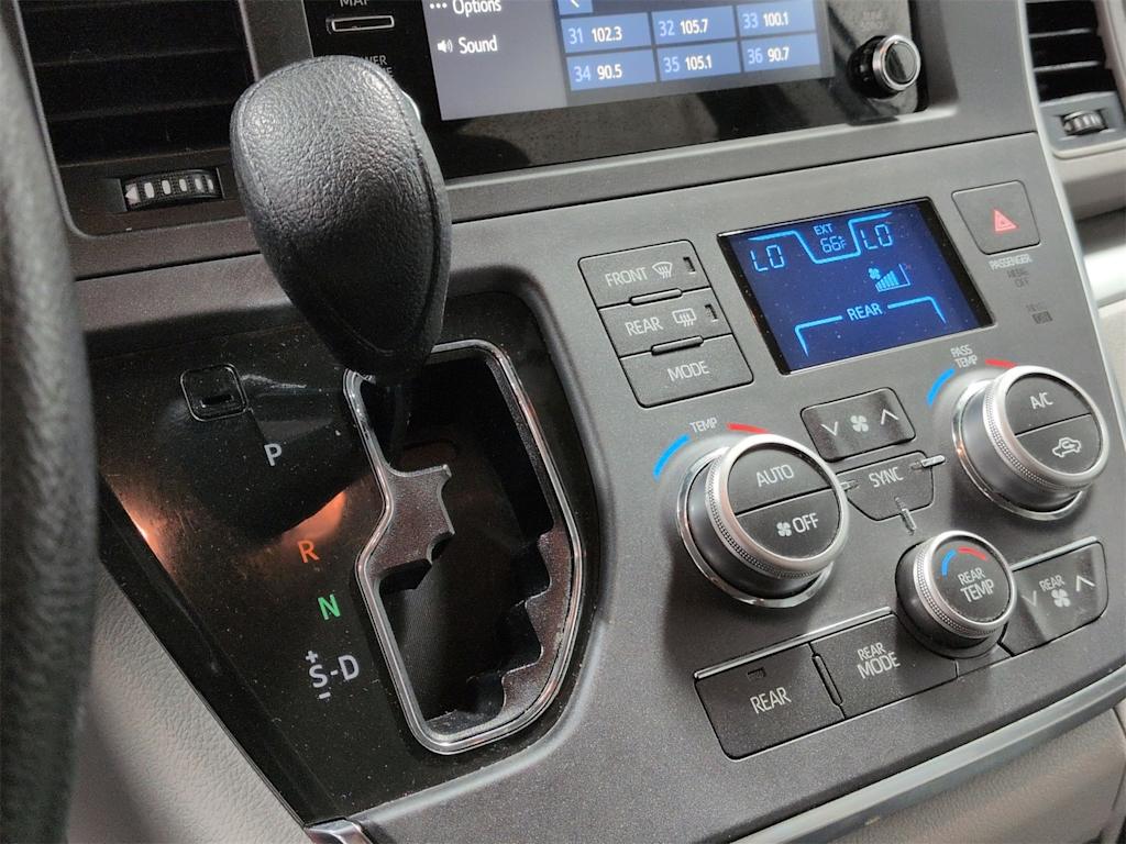 Thumbnail: 2019 Toyota Sienna - 16