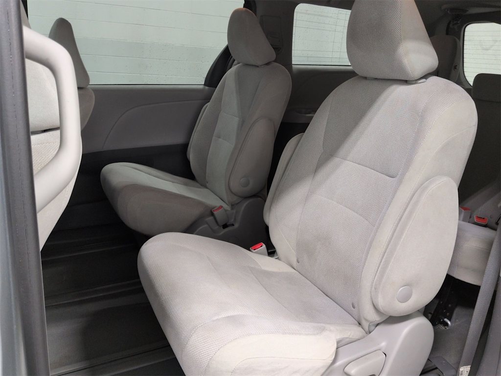 Thumbnail: 2019 Toyota Sienna - 13