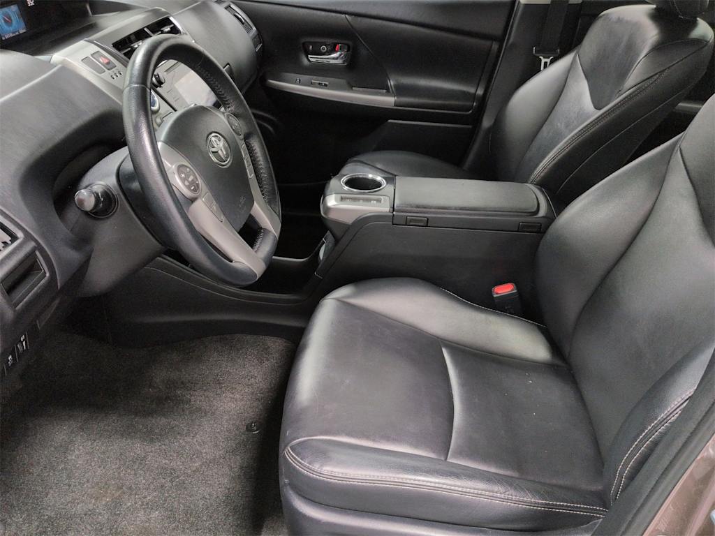 Thumbnail: 2017 Toyota Prius v - 11